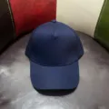 Effen donkerblauwe katoenen 5-panel honkbalpet, casual dagelijkse draagkleding detail. - Marineblauw