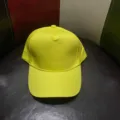 Vista detallada de la gorra de béisbol de algodón amarillo brillante, mostrando textura. - Amarillo