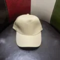 Primer plano de una gorra de béisbol lisa de algodón beige con textura fina y suave. - Beige