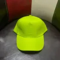 Detalle en primer plano que muestra la textura de la gorra de béisbol de algodón amarillo neón. - Verde Fluorescente