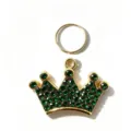 Gros plan détaillé du pendentif couronne doré pour animal orné de strass verts étincelants. - Couronne Verte