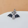 Détail du pendentif chauve-souris, métal argenté avec cristaux de zircone et émail noir élégant. - Ailes Noires Chauve-souris Argentée (4)