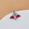 Détail de pendentif chauve-souris exquis avec ailes en émail rouge et corps en cristal. - Ailes Rouges Chauve-souris Dorée (2)