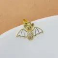 Gros plan de pendentif chauve-souris doré, avec strass étincelants et ailes émaillées blanches. - Ailes Blanches Chauve-souris Dorée (5)