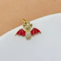 Gros plan d'un pendentif chauve-souris doré d'Halloween avec des ailes émaillées et des zircons. - Ailes Rouges Chauve-souris Dorée (1)