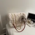 Winter Plüsch Umhängetasche mit Kette und süßem Hasen Anhänger für Damen modische Handtasche. - Ohne Anhänger / Gebrochenes Weiß