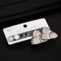 Detailaufnahme von Edelstahl Ohrringen Set mit Blumensteckern und geometrischem Metalldesign. - Plissierte Blume Ohrringe (E8318)