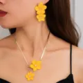 Vista dettagliata del set di collana e orecchini con fiori gialli alla moda e catena a serpente. - X679-Giallo