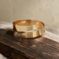 Brazalete de metal dorado minimalista, elegante brazalete geométrico abierto para mujeres. - Estilo Abierto en Espiral Minimalista (BH029)
