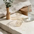 Elegante brazalete geométrico de espiral en color oro, accesorio de brazo para mujer. - Estilo Geométrico de Doble Espiral (BH030)