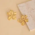 Gold flower stud earrings, vintage hammered metal botanical design for women fashion jewelry - E4548-1