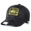 Gedetailleerd overzicht van de zwarte camouflage baseballpet met geborduurde patch en tekst. - Marineblauw