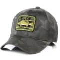 Detail van camouflage honkbalpet met geborduurde vis patch, verstelbare outdoor hoed. - Groen