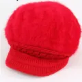 Rode pluche gebreide baret voor vrouwen, zachte harige winterpet met gebreide rand. - Rood