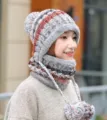 Dames winter gebreide muts met oorkleppen warm gevoerd beanie hoedje met pompon en bijpassende sjaal - Muts + Sjaal / Grijs