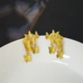 Variante di orecchini a farfalla in oro, accessorio di gioielleria moda design minimalista. - Cluster Farfalle Oro (E3068-4)