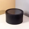 Primer plano de la caja de regalo redonda negra con tapa transparente para flores y deco. - Caja N.º 1 (21x21x12cm) / Negro