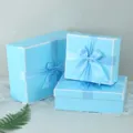 Grandes boîtes cadeaux bleues avec bordures blanches et nœuds élégants pour emballages de luxe. - Taille Moyenne (21x19x8cm) / Boîte cadeau bleu clair