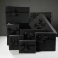 Scatole regalo nere di lusso con eleganti fiocchi in nastro ed etichette per feste e compleanni. - Grande 28x20x9cm / Nero Mistico
