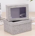 Detalle de caja de regalo de tela gris, tapa con ventana transparente para cosméticos. - 21.5x16.5x11cm / Gris Texturizado