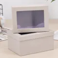 Vista detallada de caja de regalo de papel con ventana transparente y superficie texturizada. - 21.5x16.5x11cm / Cuadros Grises