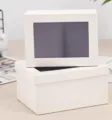 Detalle de caja de regalo con ventana de tela beige, ideal para flores y cosméticos. - Blanco Texturizado
