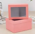 Detalle de caja de regalo de papel rosa con tapa transparente para embalaje ideal. - Rosa de Fibra de Árbol