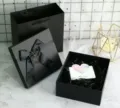 Variante de caja de regalo negra clásica con lazo y tarjeta para fiestas románticas. - Caja de regalo + bolsa de regalo + rafia / Mini (9x7x6.5cm)
