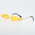 Modieuze frameloze zonnebril in vlamvorm met gekleurde lenzen voor feest en dagelijks gebruik. - Gouden Frame Gele Lens