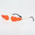 Frameloze vlam zonnebril met levendige oranje lenzen en gouden pootjes voor hippe feestjes. - Goud Rood