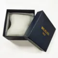 Dunkelblaue Uhrengeschenkbox mit weißem Kissen, hochwertige Verpackung für edle Armbanduhren. - Blau
