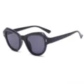 Stijlvolle zwarte onregelmatige cat-eye zonnebril voor dames met UV400 bescherming. - Zwart Frame Grijze Lenzen