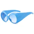 Occhiali da sole blu oversize d'avanguardia con protezioni laterali uniche per stile. - UV400 protezione dai raggi UV / Montatura Blu Lenti Blu Sfumato