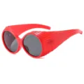 Rode oversized zonnebril, stijlvolle streetwear mode zonbescherming eyewear. - UV400 Bescherming / Rood Montuur met Donkergrijze Lenzen