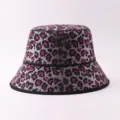 Strass Fischerhut Detailansicht, glitzerndes pinkes Leo-Muster Design für stylischen Sonnenschutz. - Leopard Anglerhut / Verstellbar / Burgunderrot