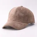 Gros plan détaillé de la casquette de baseball en suédine marron à texture fine et visière. - Réglable / Suédine Uni-Mocha