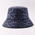Detailansicht des funkelnden blauen Strass-Leopardenmuster-Fischerhuts modische Mütze - Leopard Anglerhut / Verstellbar / Saphirblau