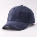 Gros plan de la casquette de baseball en suédine bleu marine, texture douce et visière. - Réglable / Suédine Uni-Marine
