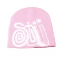 Gros plan bonnet en tricot rose, avec lettres jacquard blanches et texture laine douce. - Taille unique / Rose Clair