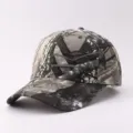 Detailansicht einer Outdoor Camouflage Baseballkappe mit gebogenem Schirm und Baummuster. - Verstellbar / Tarnzweig 2