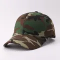 Detailansicht der Camouflage Baseballcap mit klassischem Tarnmuster und gebogenem Schirm. - Verstellbar / Tarnmuster 3