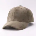 Gros plan sur la texture douce en similicuir suédé et les coutures de la casquette unie. - Réglable / Suédine Uni-Vert Foncé