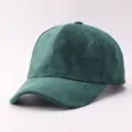 Vue détaillée d'une casquette en suédine vert foncé avec visière courbée et style uni. - Réglable / Suédine Uni-Vert