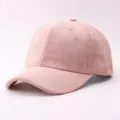 Gros plan sur la casquette en daim rose, montrant une texture douce et une visière incurvée. - Réglable / Suédine Uni-Rose
