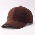 Vue rapprochée de la casquette de baseball en daim marron foncé, texture fine et visière courbée. - Réglable / Suédine Uni-Café Foncé