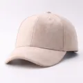 Gros plan de la casquette en suédine beige avec visière courbée et texture de tissu douce. - Réglable / Suédine Uni-Beige