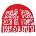 Gros plan détaillé du bonnet d'hiver rouge montrant clairement le motif de lettres blanches. - Taille unique / Jacquard à Plusieurs Rangées - Rouge