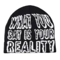 Gros plan du bonnet en tricot noir avec une typographie de texte tissée blanche bien visible. - Taille unique / Jacquard à Plusieurs Rangées - Noir