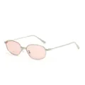 Dettaglio di occhiali da sole poligonali irregolari ed eleganti con lenti rosa e montatura sottile. - Montatura Argento Opaco Lenti Rosa Chiaro