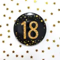 Dettaglio di una spilla in latta per 18 anni nera e oro con coriandoli a stella. - Stile Cielo Stellato Numero 18 (E) / nero e oro